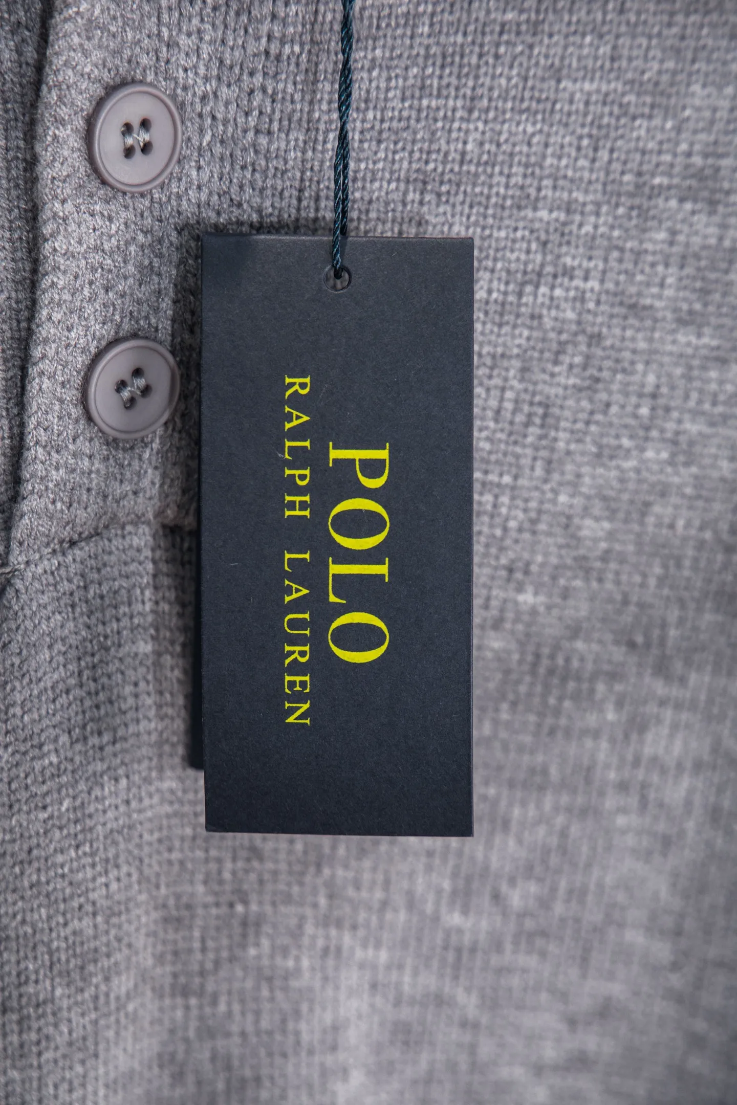 P230 Style number: Y258 Ralph Lauren POLO twist button open-chest sweater is a limited edition every year. There won’t be many styles in the store! Ralph Lauren men's half-button sweater. The shape is really nice. It can be worn alone or as a coat. It can be worn outside the inner layer. It is versatile and looks good. Tag, hanging grain, washable, packaging bag, full set of accessories. The appearance is quite high. The workmanship is super exquisite. Color: navy, gray, apricot, navy. Size: S M L XL